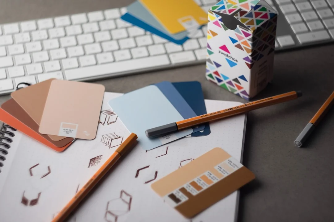 Une maquette de site web affichée sur l’écran d’un MacBook posé sur un bureau de bureau.