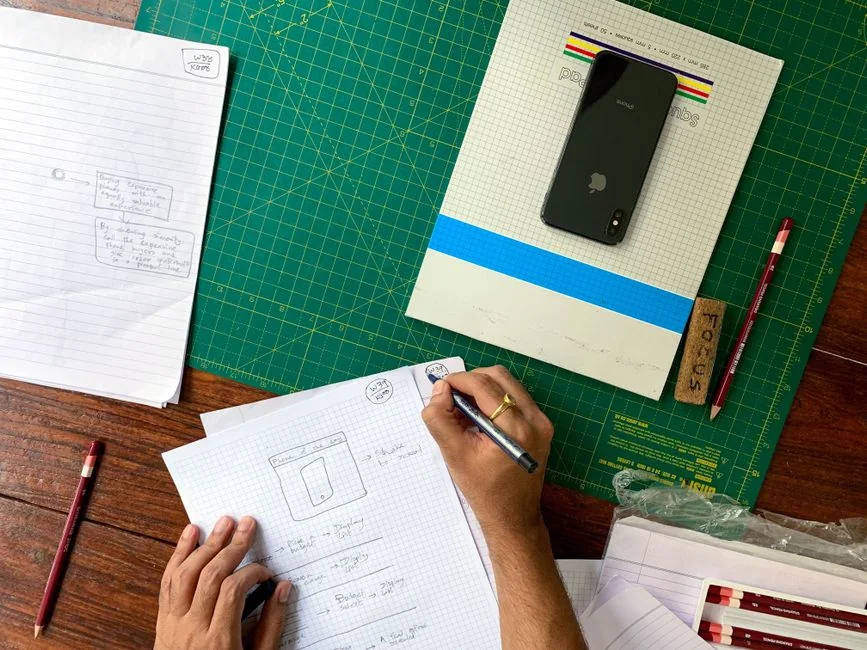 Groupe de designers travaillant ensemble dans un bureau moderne avec ordinateur.